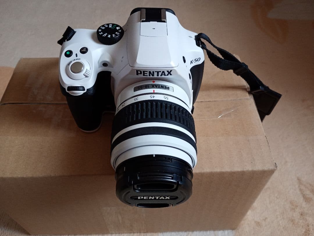 ショット数800枚弱！PENTAX K-50 ホワイト　レンズキット＆送料込み！