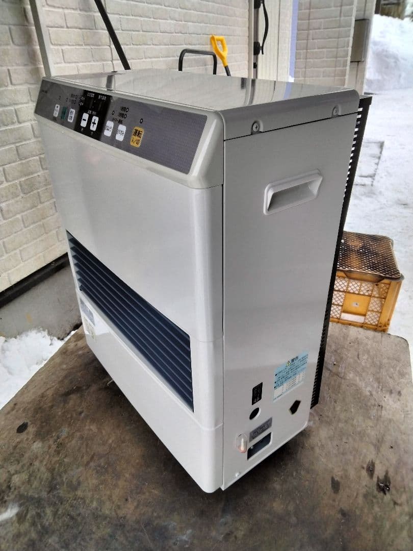 札幌発コロナFF温風石油ストーブ！品番「FF‐4213GS」2014年式中古品②