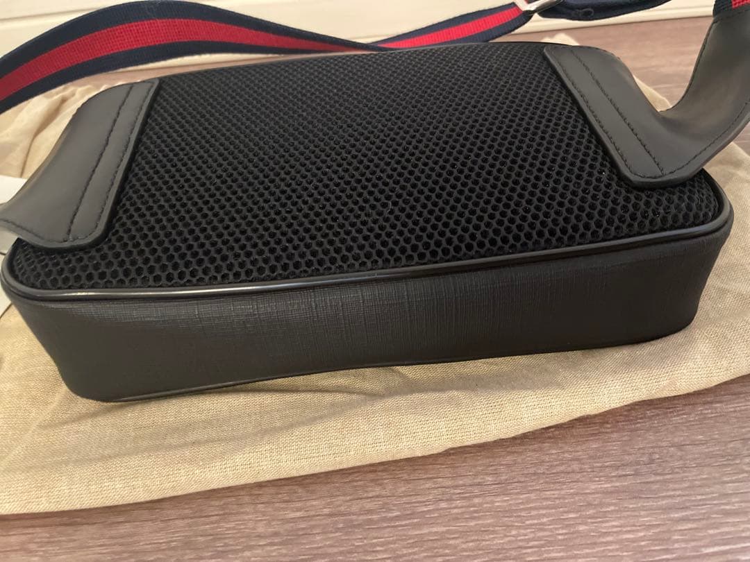 GUCCIグッチ　メンズボディーバック 474293K9RRN