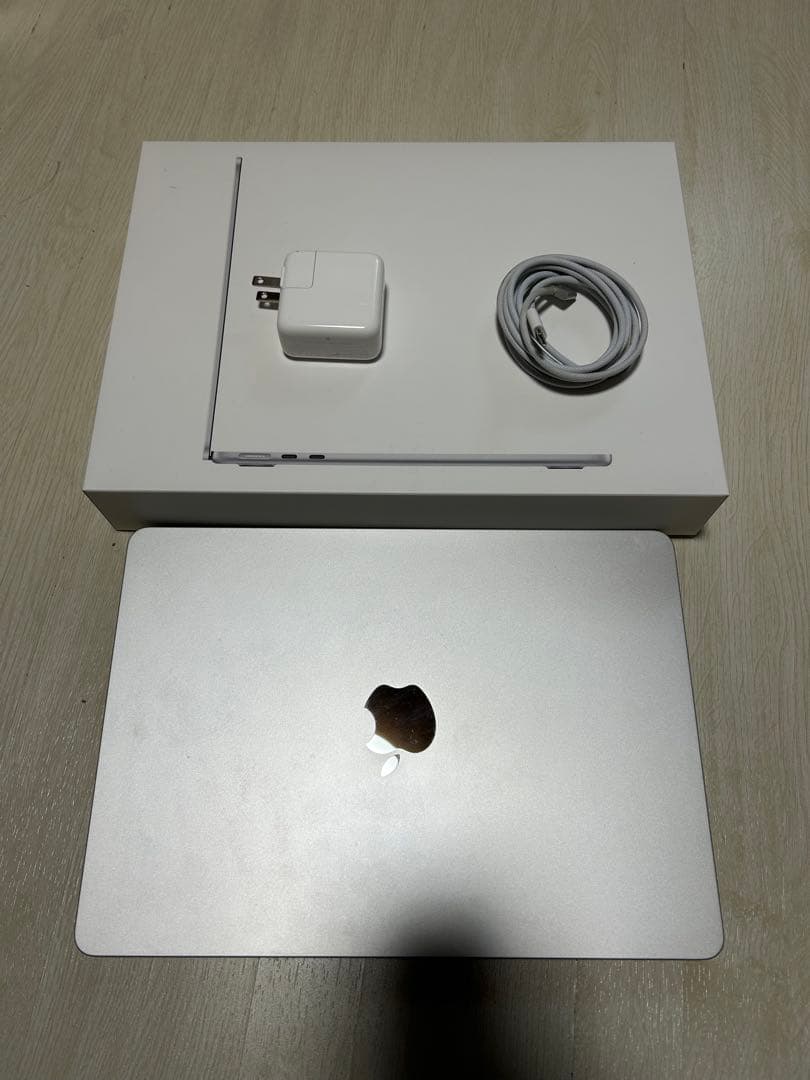 Apple MacBook AirM2チップ搭載13インチ シルバー