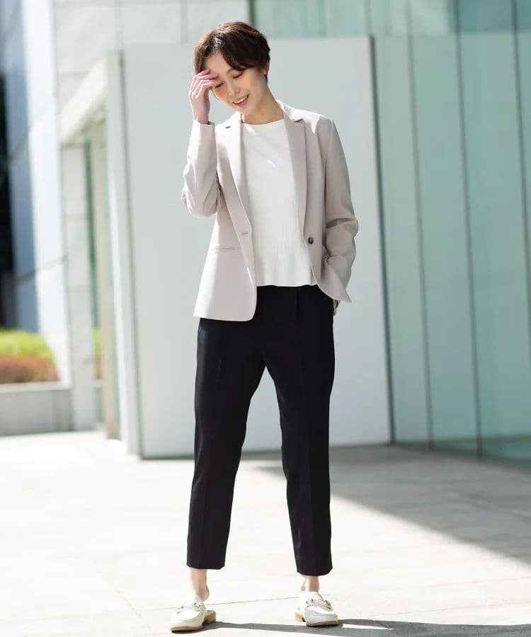 INDIVI ストレッチテーラードジャケット&タックテーパードパンツ　ベージュ