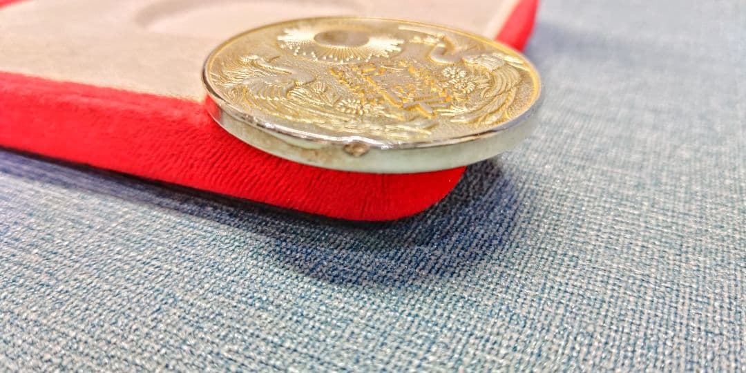 第百二十四第　天皇陛下　即位五十年　奉祝　純銀1000　約36g　メダル