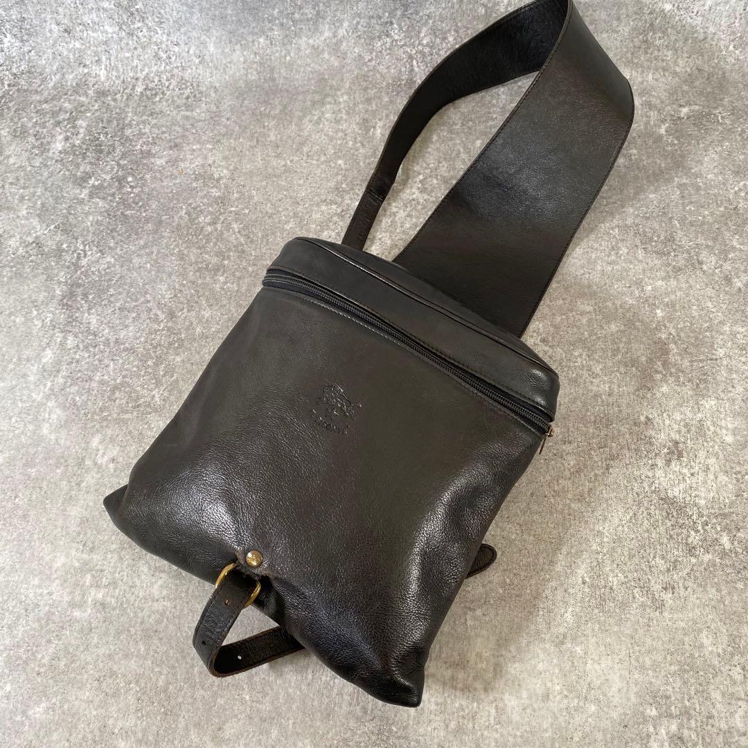 イルビゾンテ　ボディバッグ　2way ロゴ刻印　本革　レザー　ブラック　黒