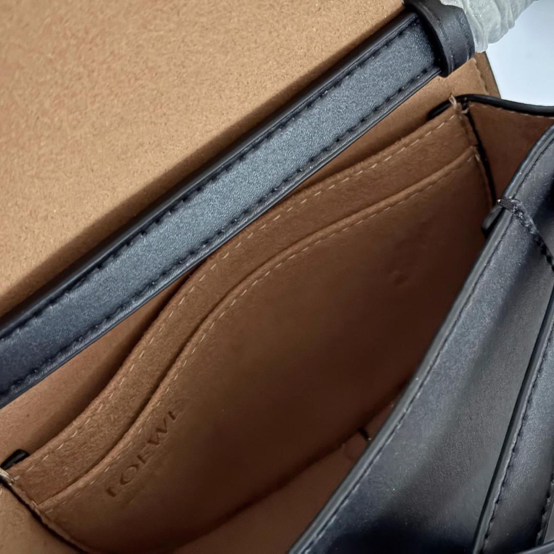 Loewe ブラック ハーフムーン ボディバッグ