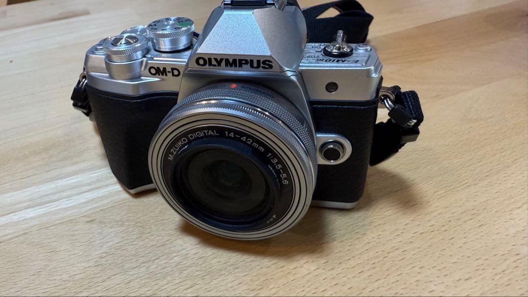 SD付　OLYMPUS OM-D E-M10 MarkⅢ シャッター2102回