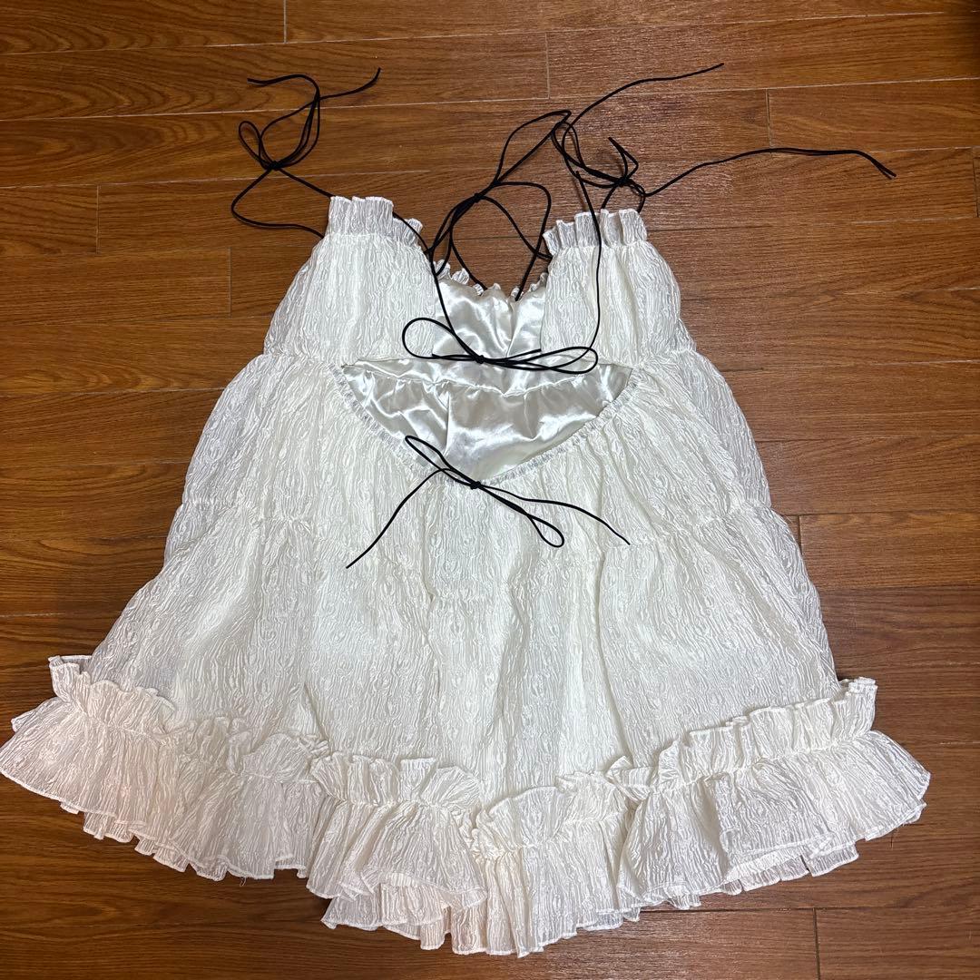 トリートユアセルフ(ホワイトフリルキャミソール バックオープン)