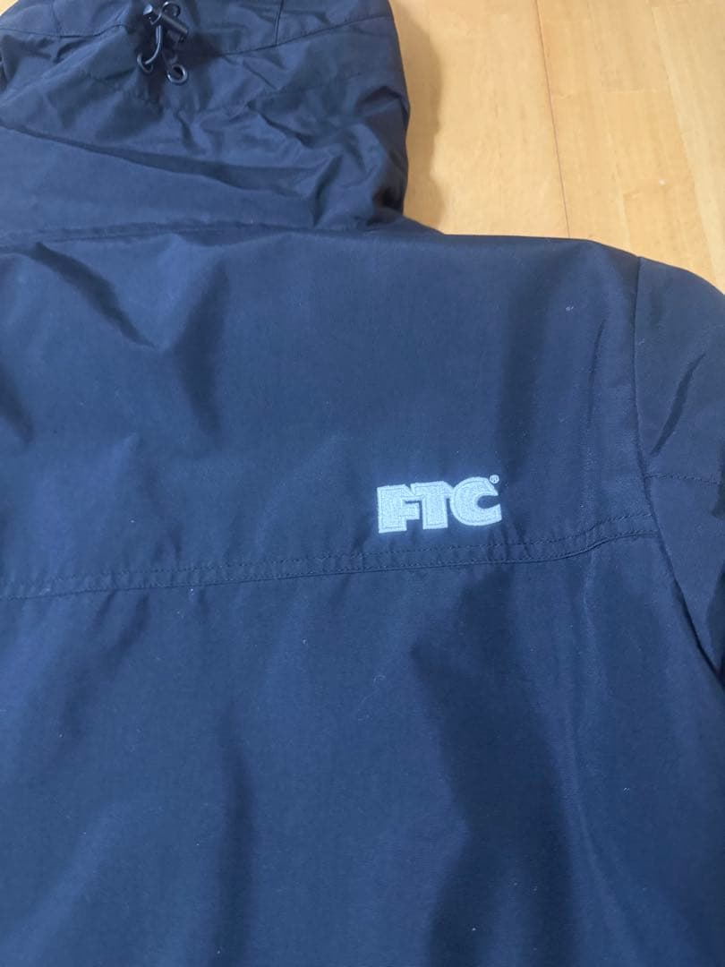 FTC ブラック ダウンジャケット フード付き