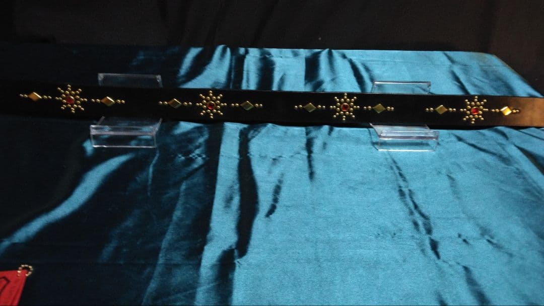 栃木レザースタッズベルト　ブラック　アクリル　レッド