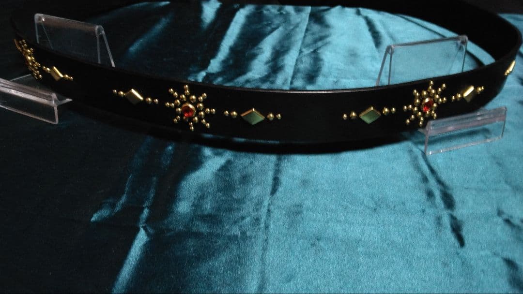 栃木レザースタッズベルト　ブラック　アクリル　レッド