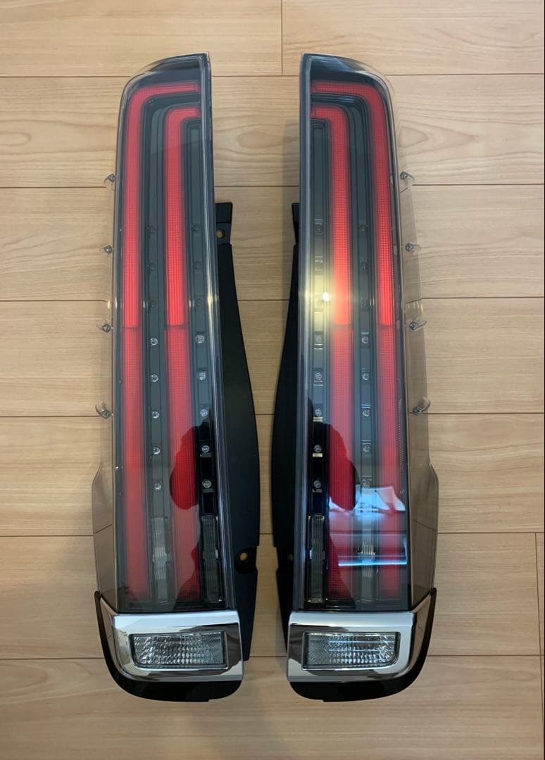 ノア 80 ZWR80W 純正LEDテールランプ 左右セット美品