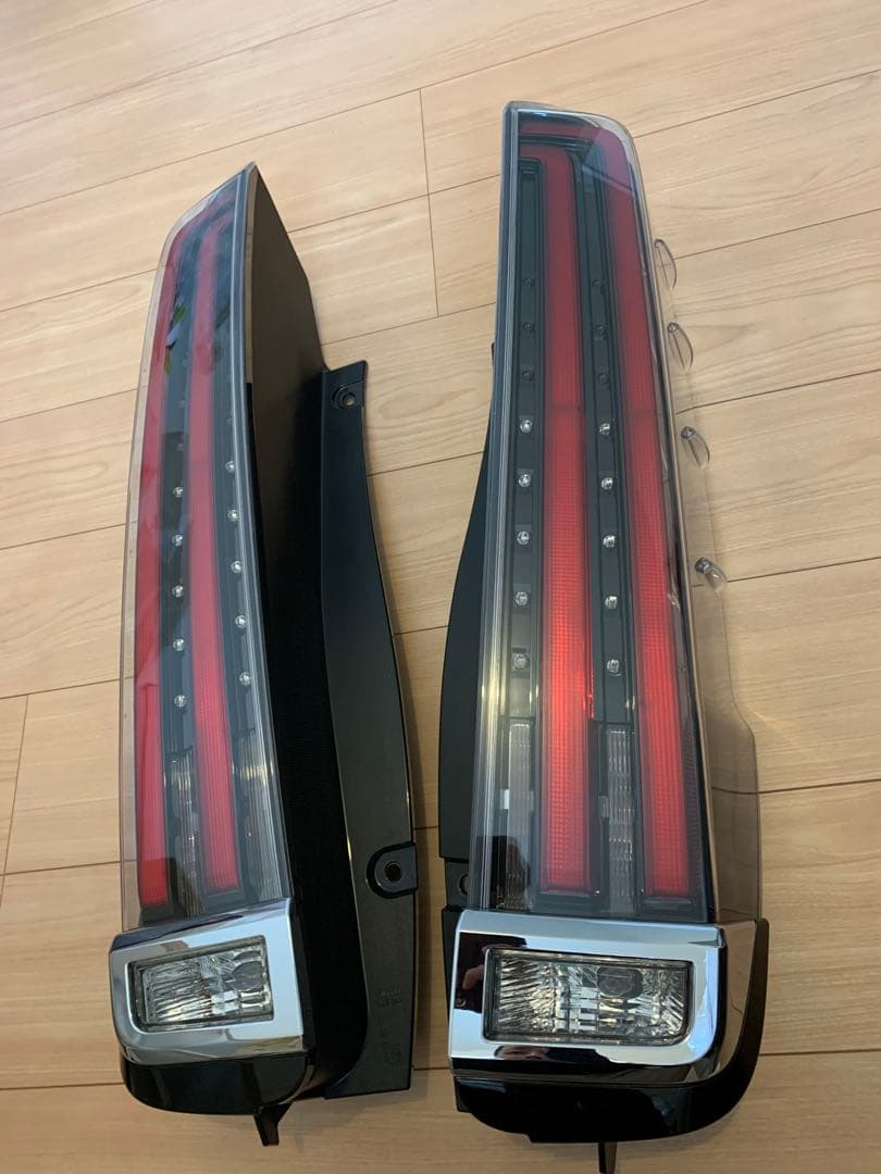 ノア 80 ZWR80W 純正LEDテールランプ 左右セット美品