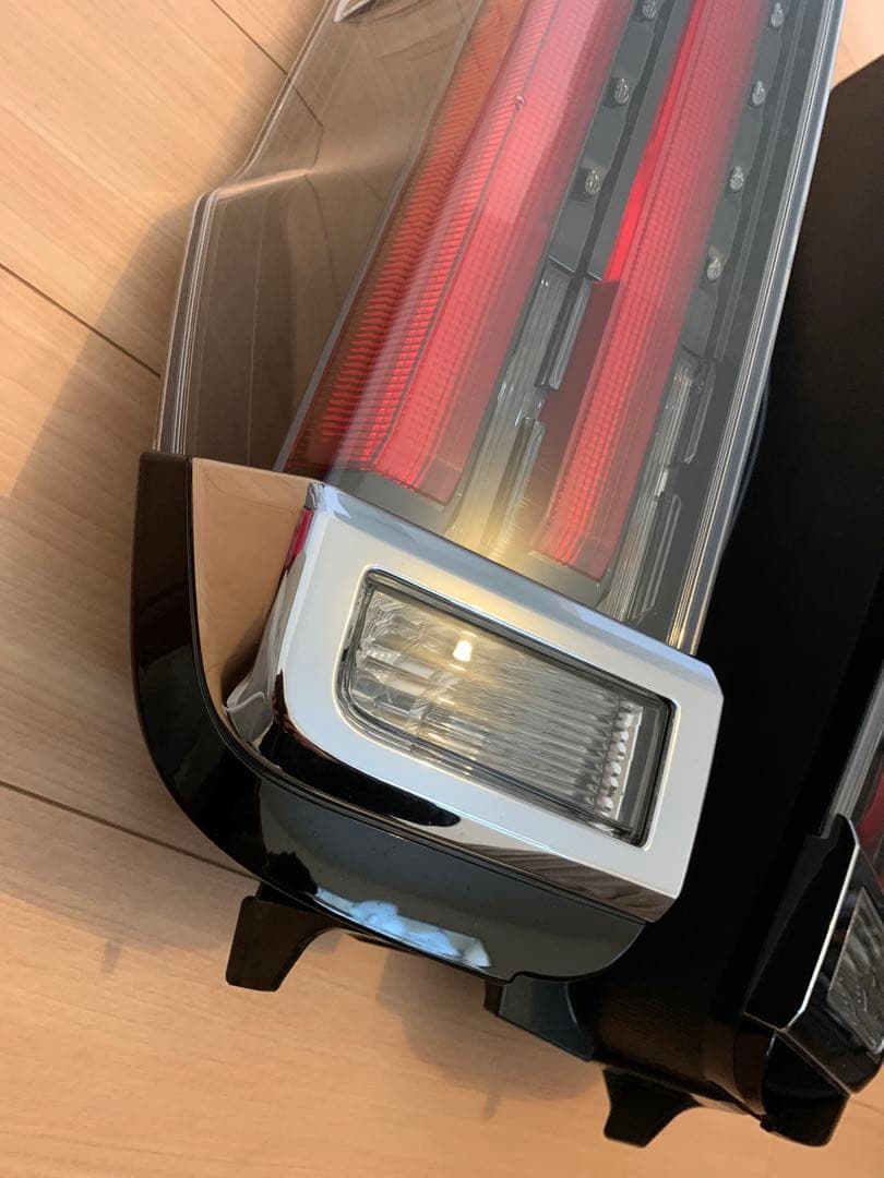 ノア 80 ZWR80W 純正LEDテールランプ 左右セット美品