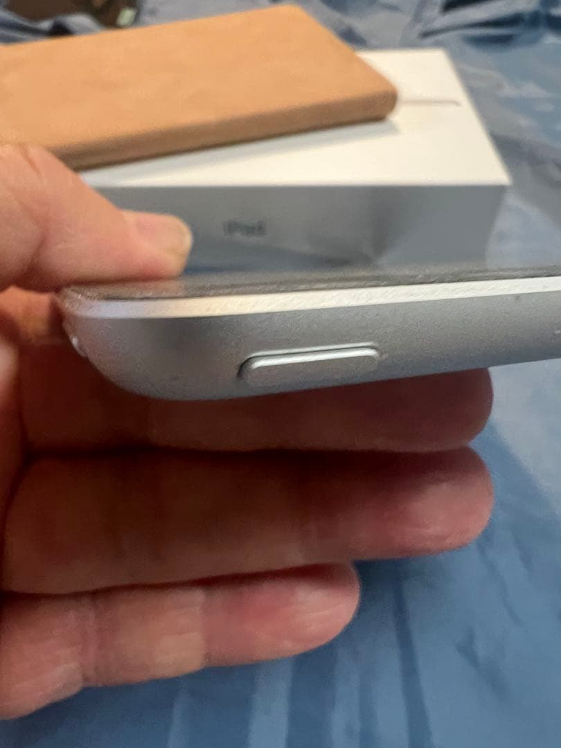 Apple iPad 第９世代　シルバー 本体 箱、充電アダプター付き