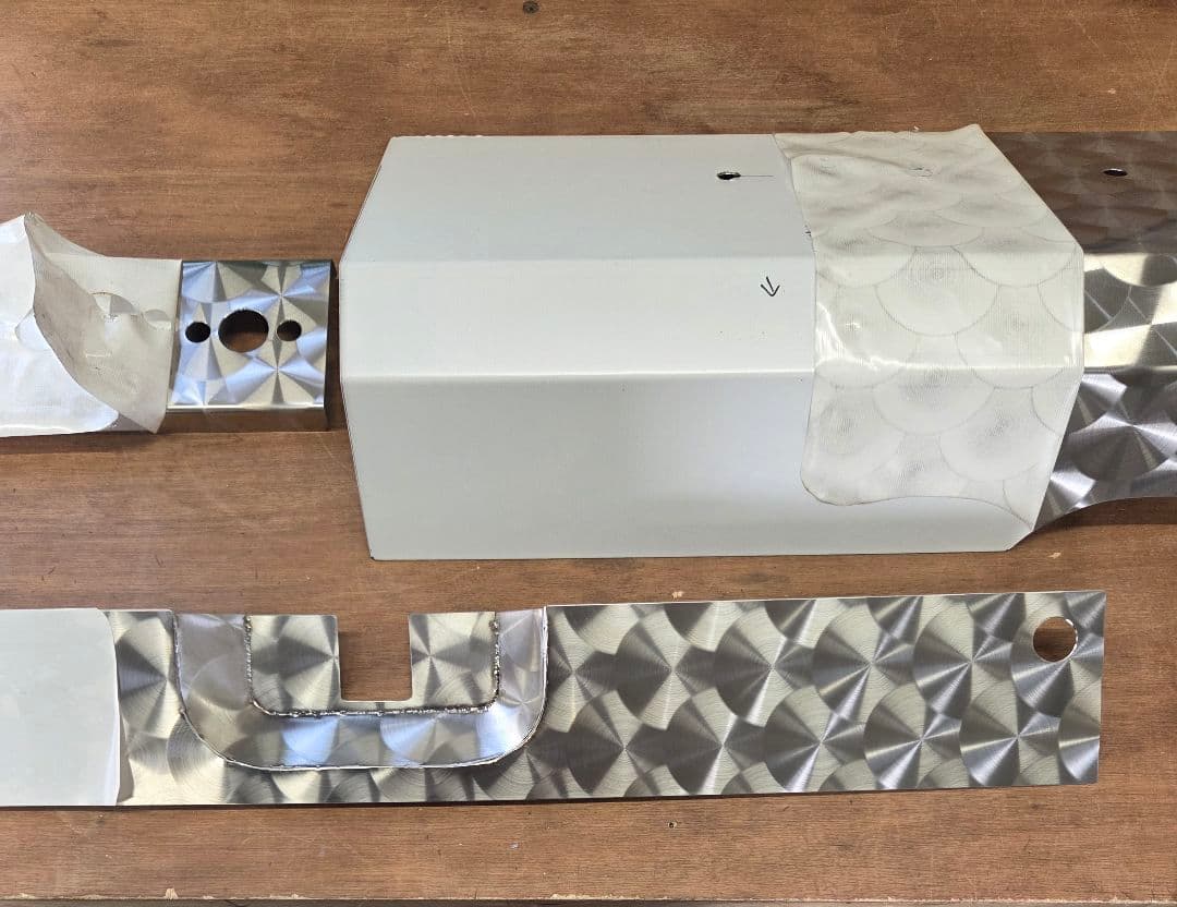 17スーパーグレート バッテリーケース　鱗ステンレスカバー