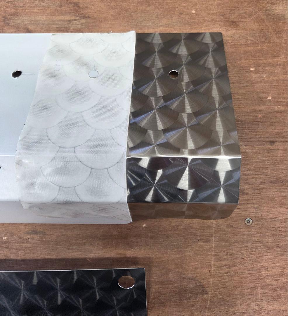 17スーパーグレート バッテリーケース　鱗ステンレスカバー