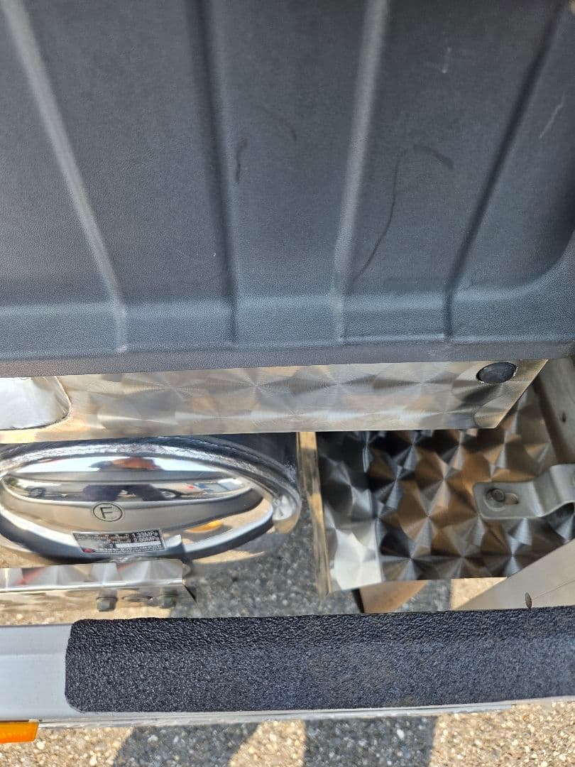 17スーパーグレート バッテリーケース　鱗ステンレスカバー