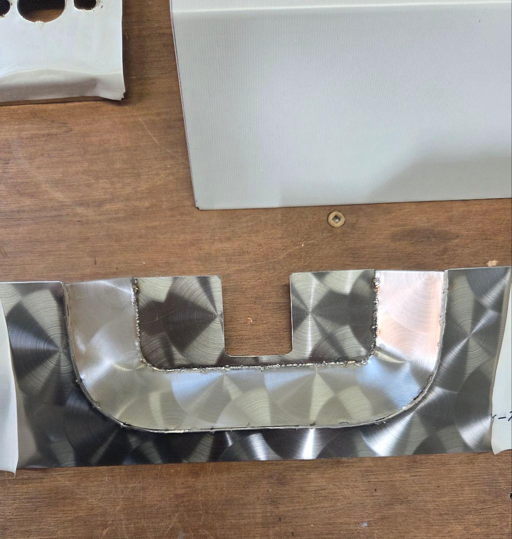 17スーパーグレート バッテリーケース　鱗ステンレスカバー