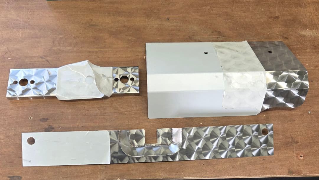 17スーパーグレート バッテリーケース　鱗ステンレスカバー