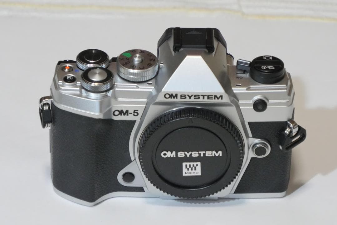 OM SYSTEM OM-5 ミラーレスカメラ　本体シルバー