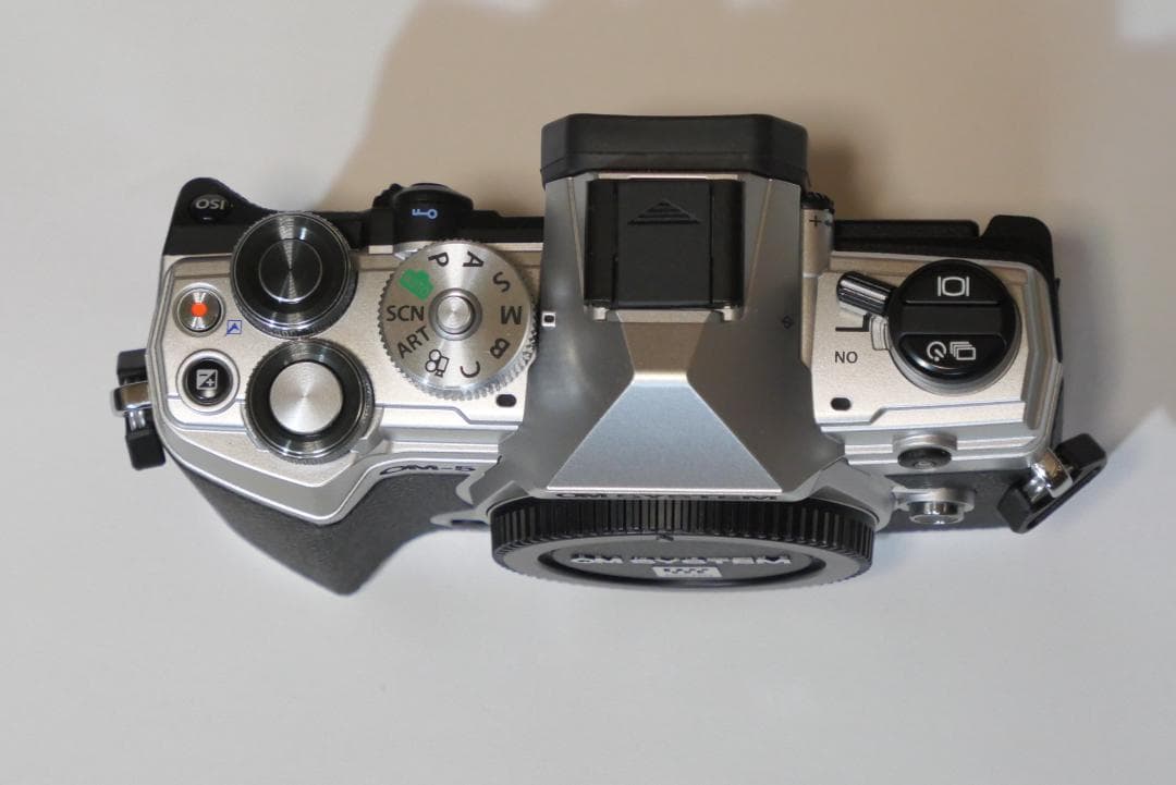OM SYSTEM OM-5 ミラーレスカメラ　本体シルバー