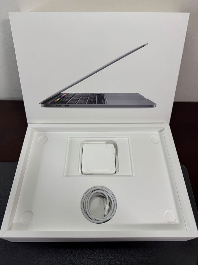 MacBook本体 MacBook Pro 2020. M1. 16GB . 256GB
