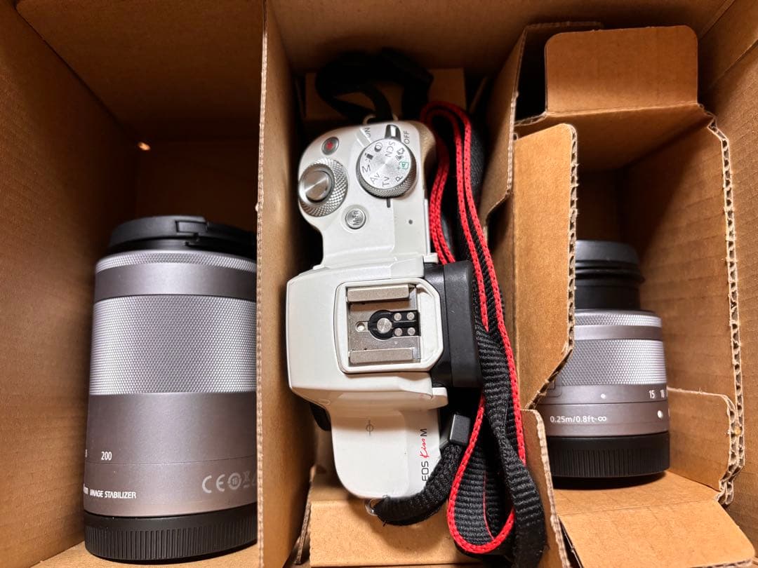 Canon EOS Kiss M ダブルズームキット　専用箱あり