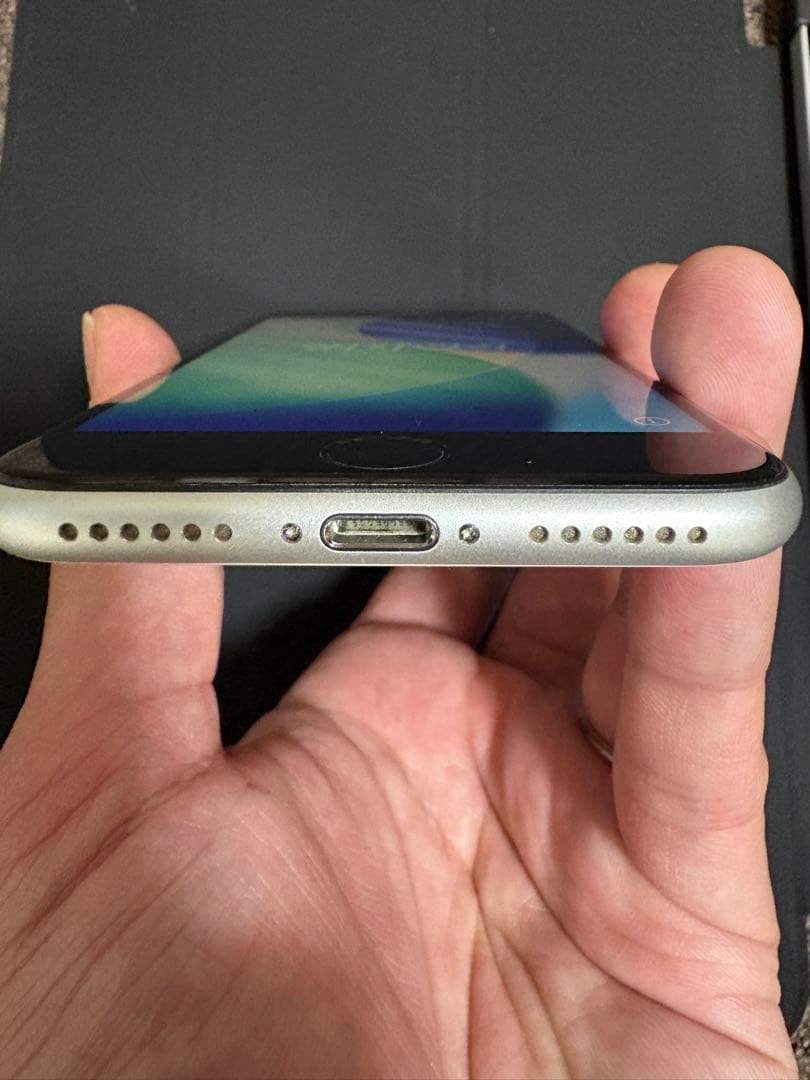 美品 iPhoneSE 第2世代 ホワイト 64GB SIMフリー