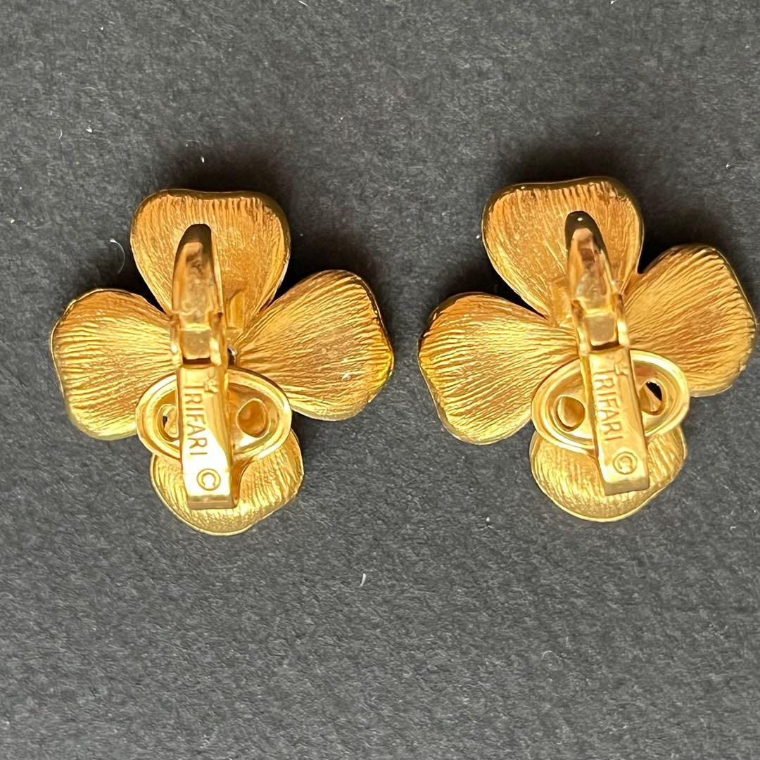 CROWN TRIFARI 白エナメル ハナミズキ ブローチ&イヤリングセット