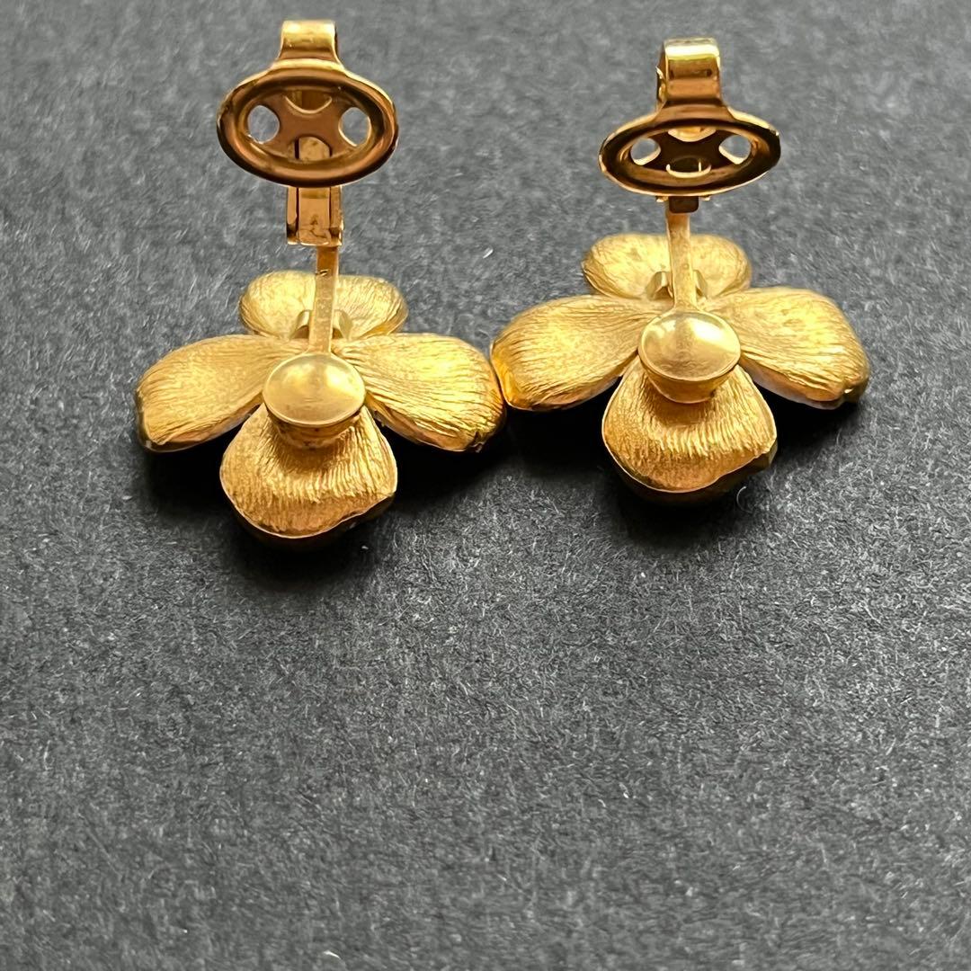 CROWN TRIFARI 白エナメル ハナミズキ ブローチ&イヤリングセット