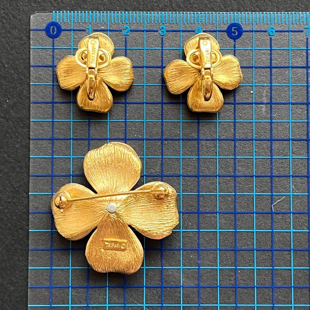 CROWN TRIFARI 白エナメル ハナミズキ ブローチ&イヤリングセット