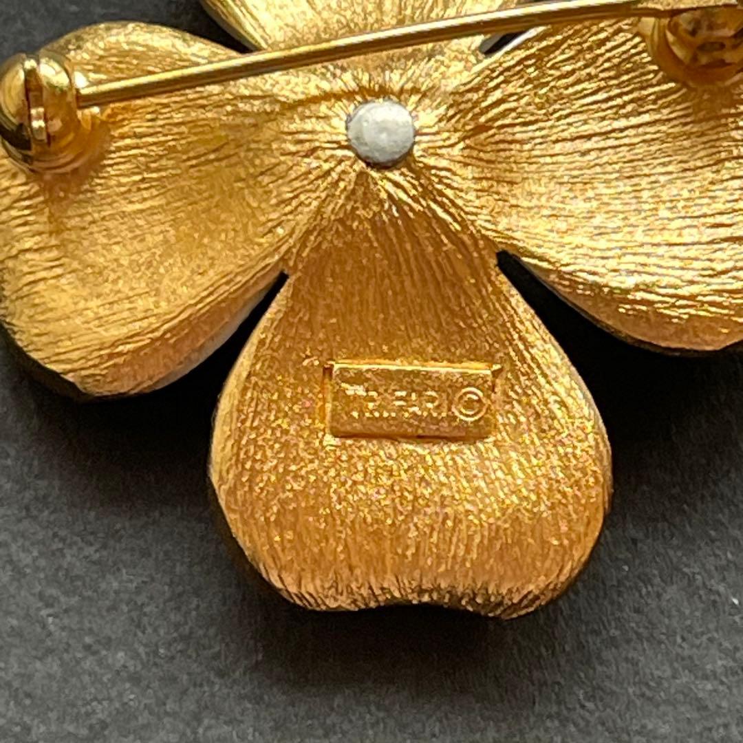 CROWN TRIFARI 白エナメル ハナミズキ ブローチ&イヤリングセット