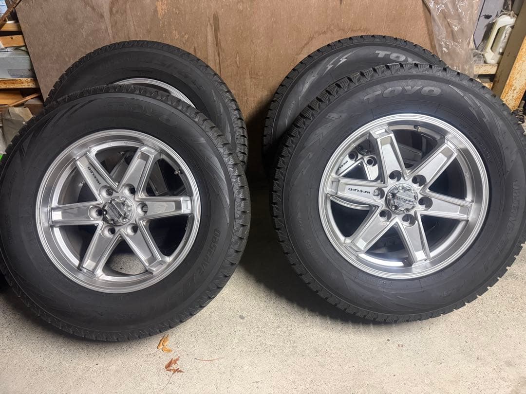 ランドクルーザー スタッドレス 美品 ホイール付き