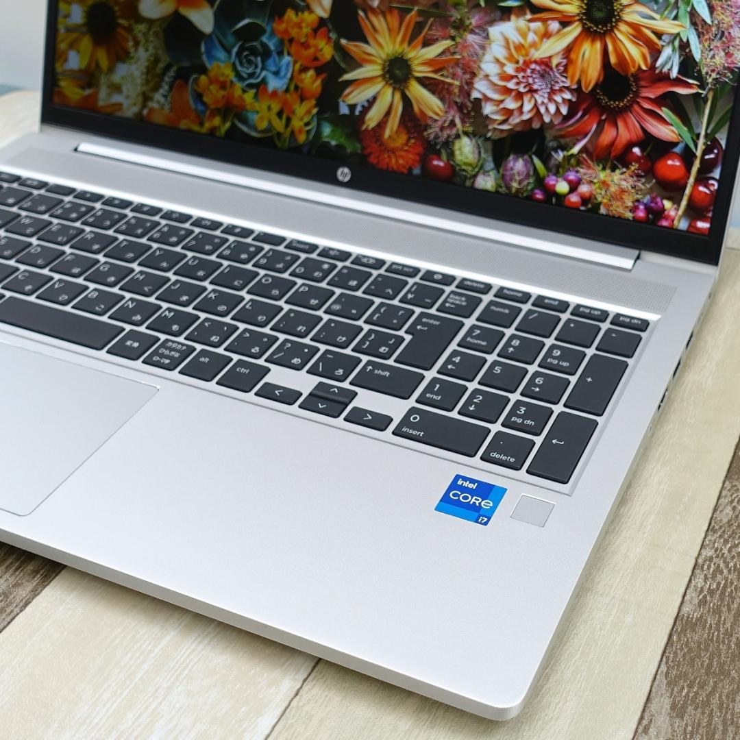 使用時間僅少で美品の東京生産✨１０コアの第１２世代コアｉ７に超高速ＳＳＤ搭載！✨