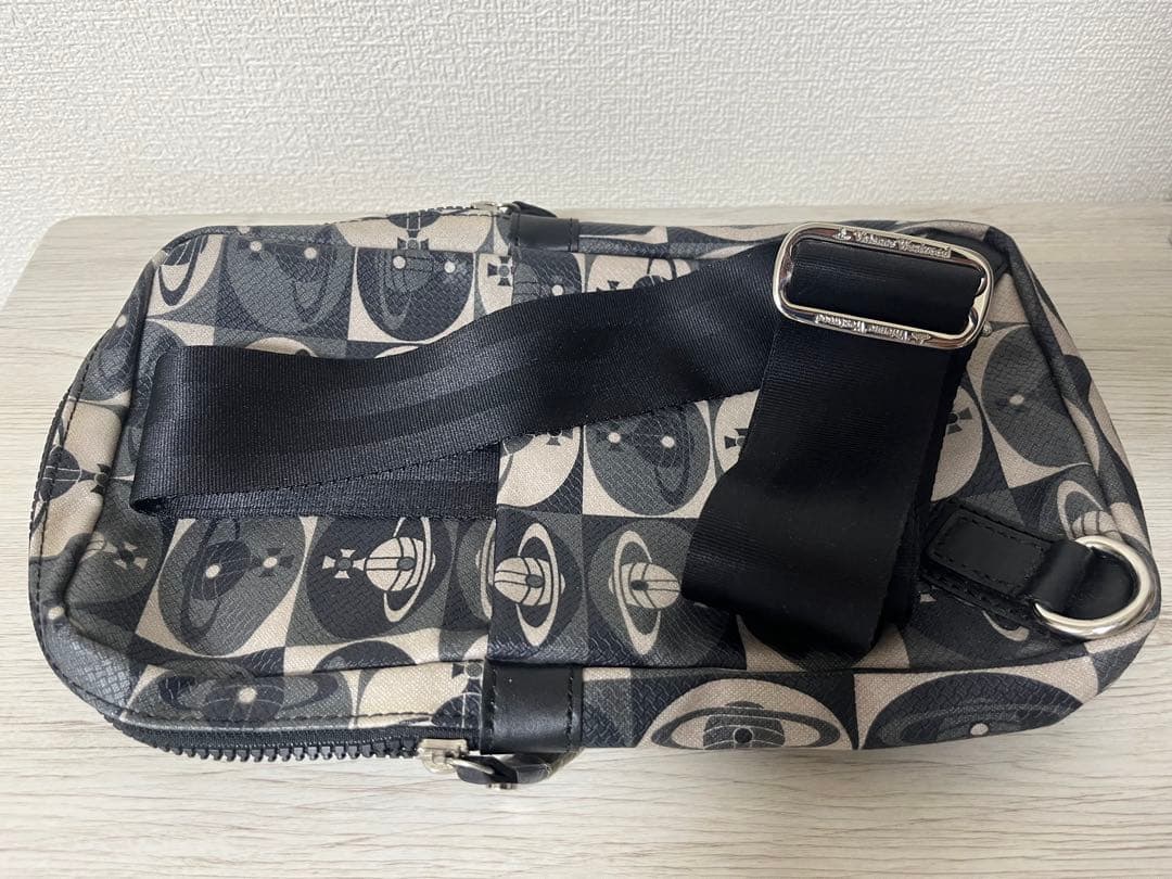 【超美品】 Vivienne Westwood ボディバッグ