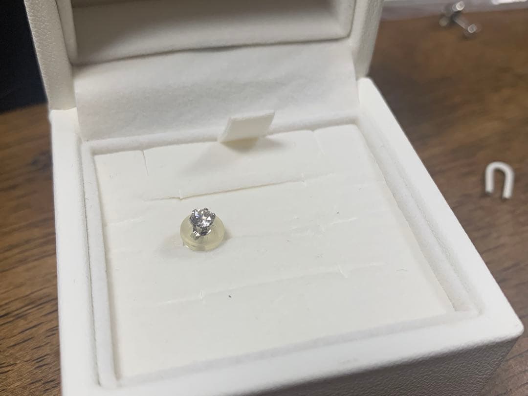 ま*ん様 ダイヤモンド片耳ピアス鑑定書付き