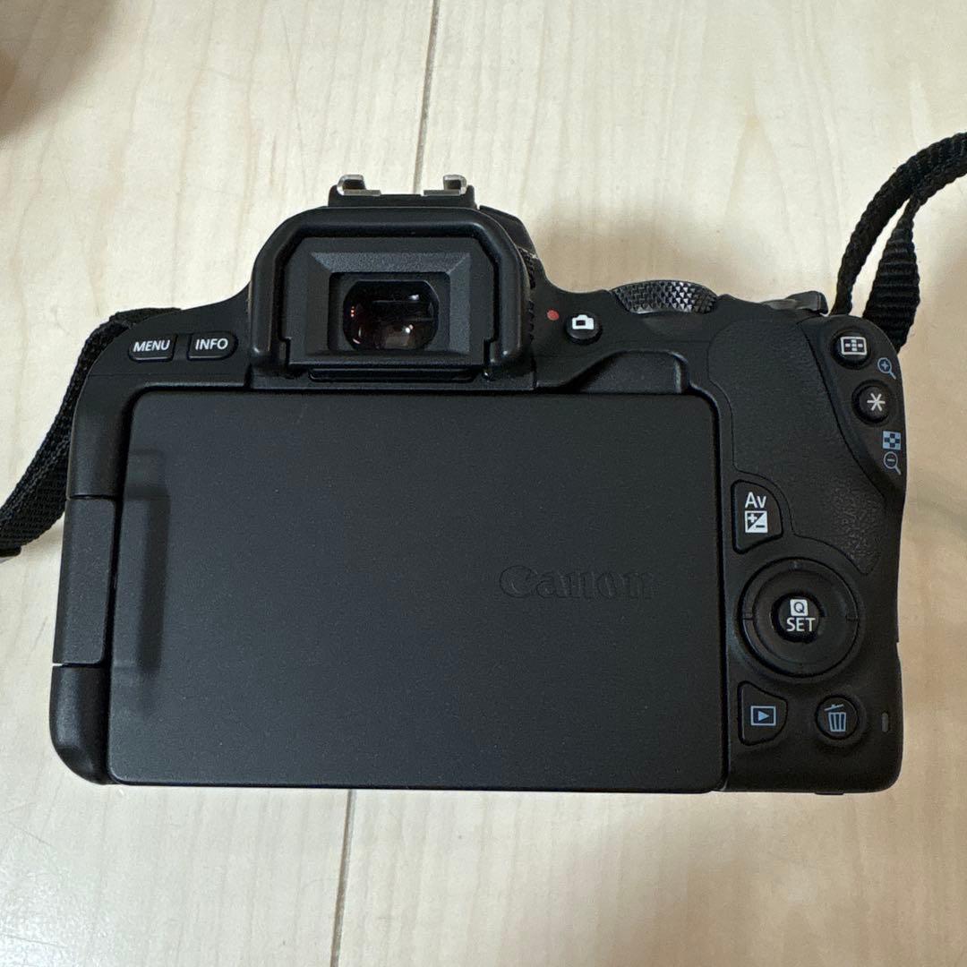 Canon EOS Kiss X9 デジタル一眼レフ　ダブルレンズ