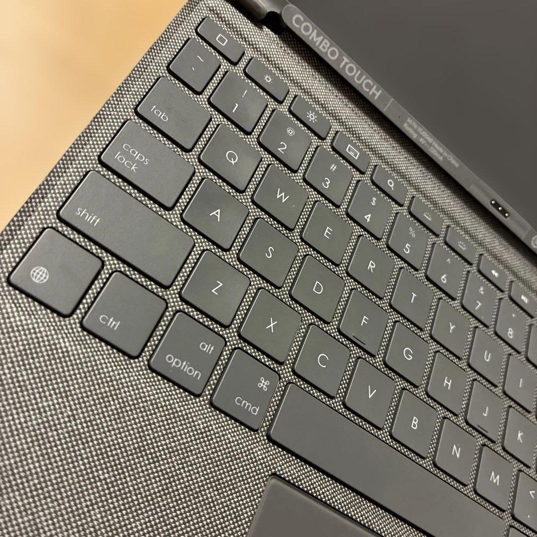 ロジクール　iPad10.2インチ対応　コンボタッチトラックパッドケース