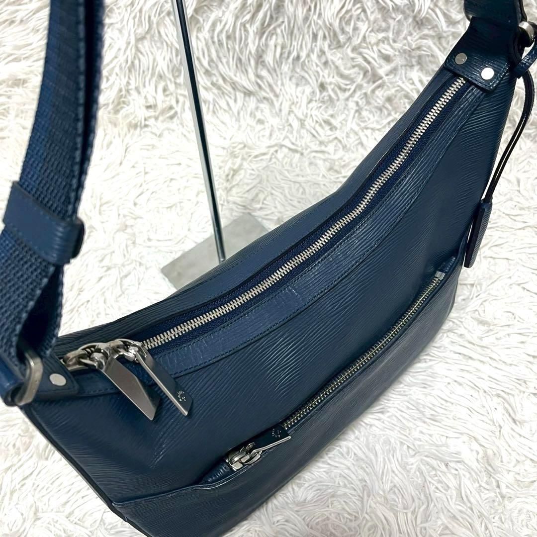 アニアリ ショルダーバッグ クロスボディ ブルー エピレザー 本革 チャーム付き