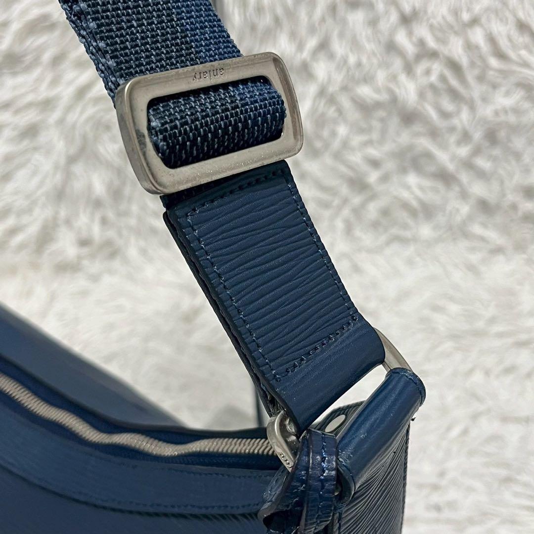 アニアリ ショルダーバッグ クロスボディ ブルー エピレザー 本革 チャーム付き