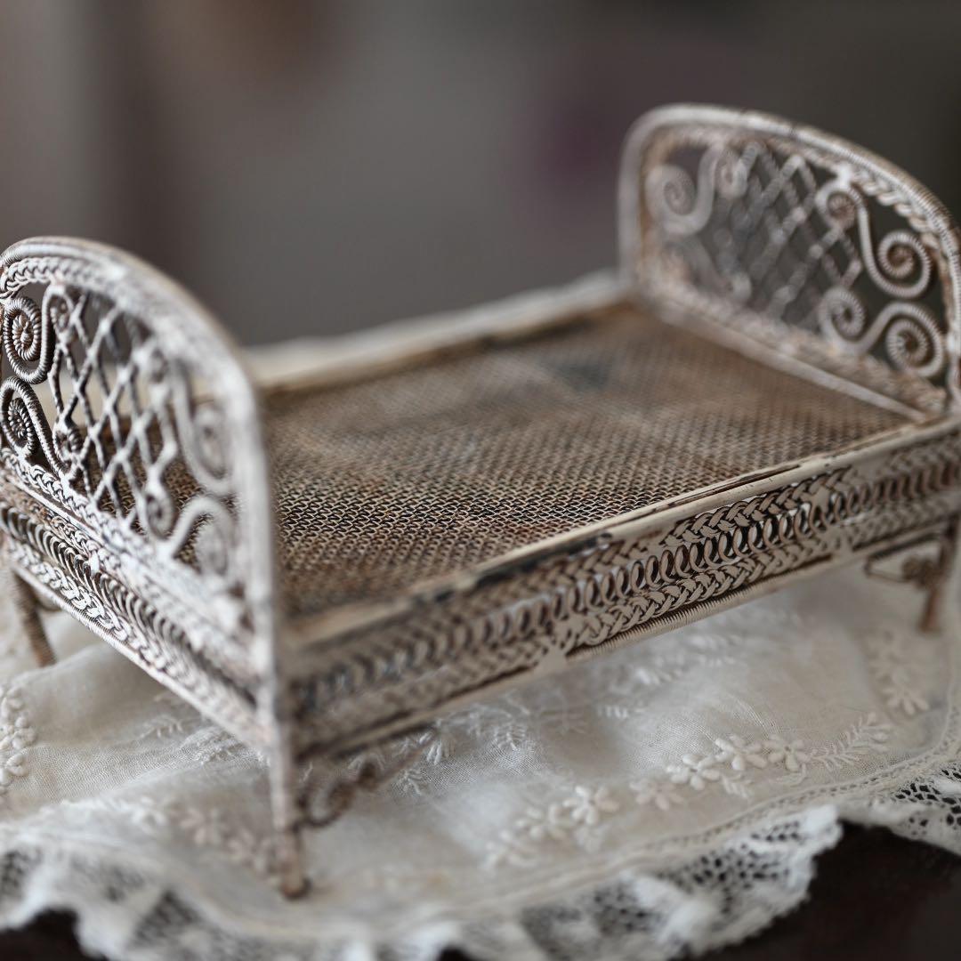 フランスアンティーク　小さなテディベアとベッド