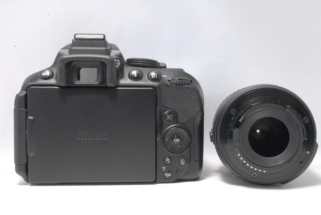 新品級ショット数　Nikon　D5300　WiFi搭載　回転式モニター