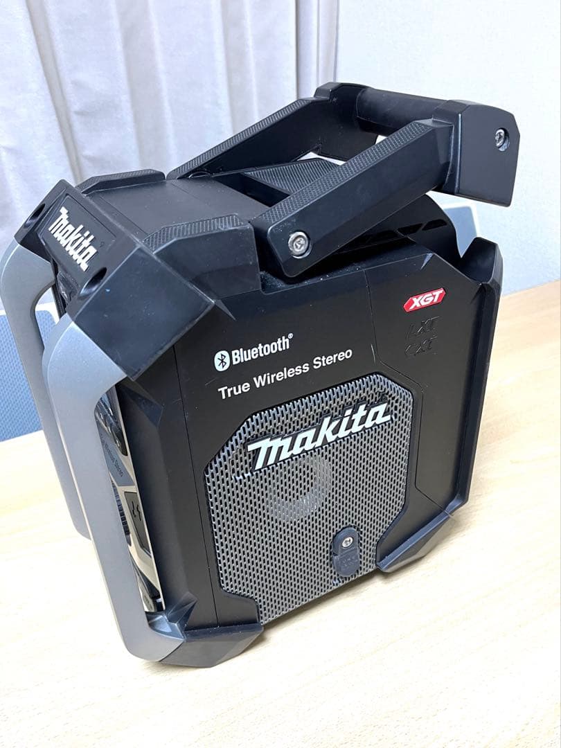 マキタ　充電式ラジオ　MR005GZB