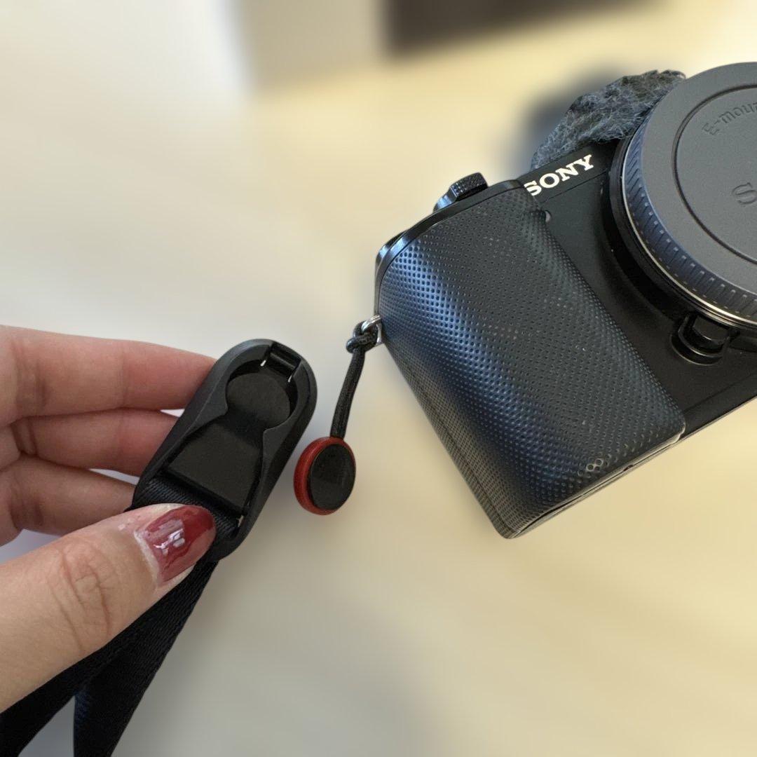 SONY VLOGCAM ZV-E10 本体とストラップ