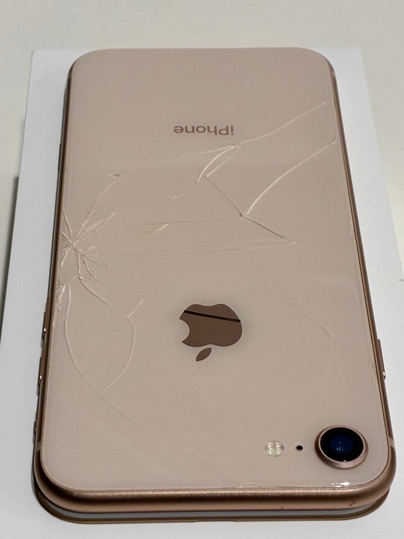 iPhone8 64GBゴールド 、画面、背面にひびあり
