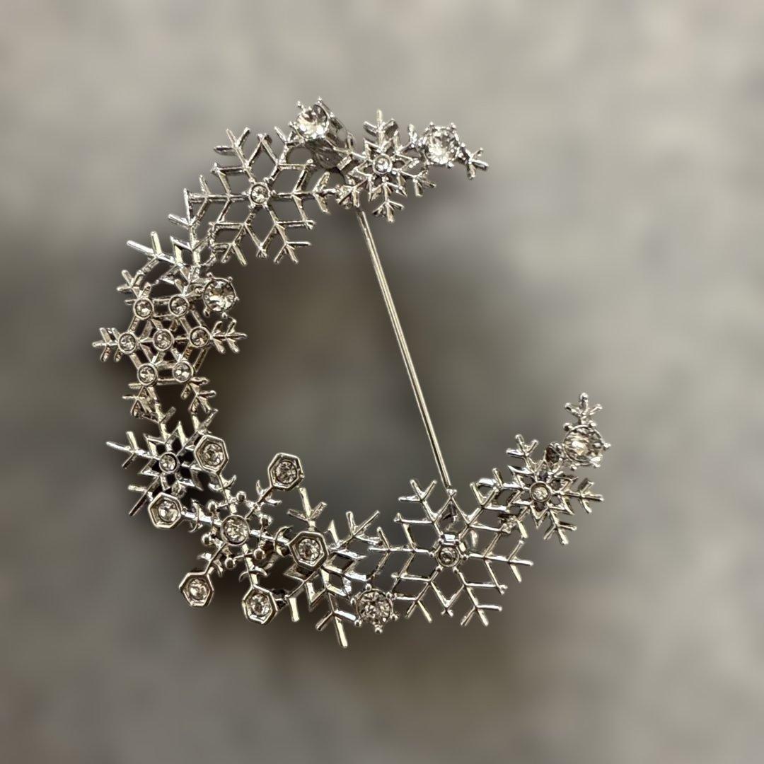 【ほぼ新品】ヴァンドームブティック　雪の結晶ブローチ