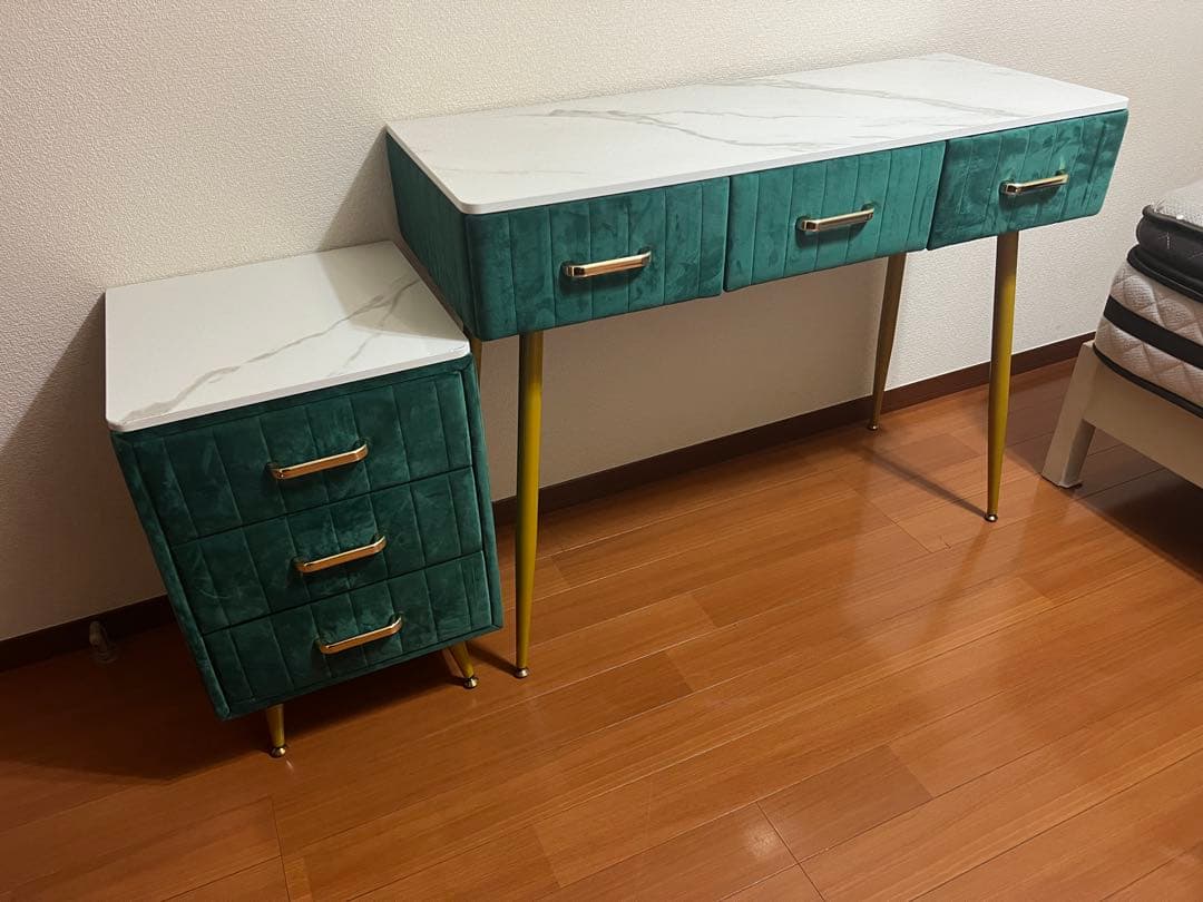 モダンなグリーンのドレッサー＆チェスト セット