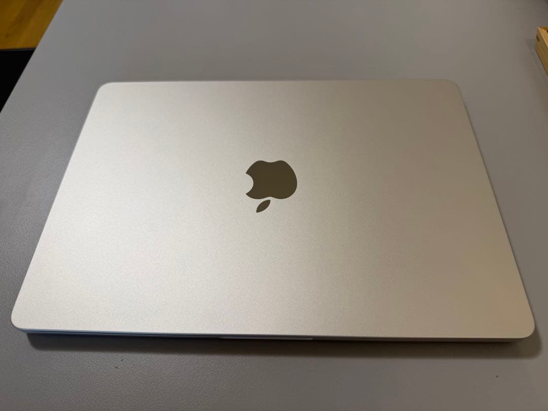 MacBook Air M2 13インチ（スターライト）8GB 256G SSD