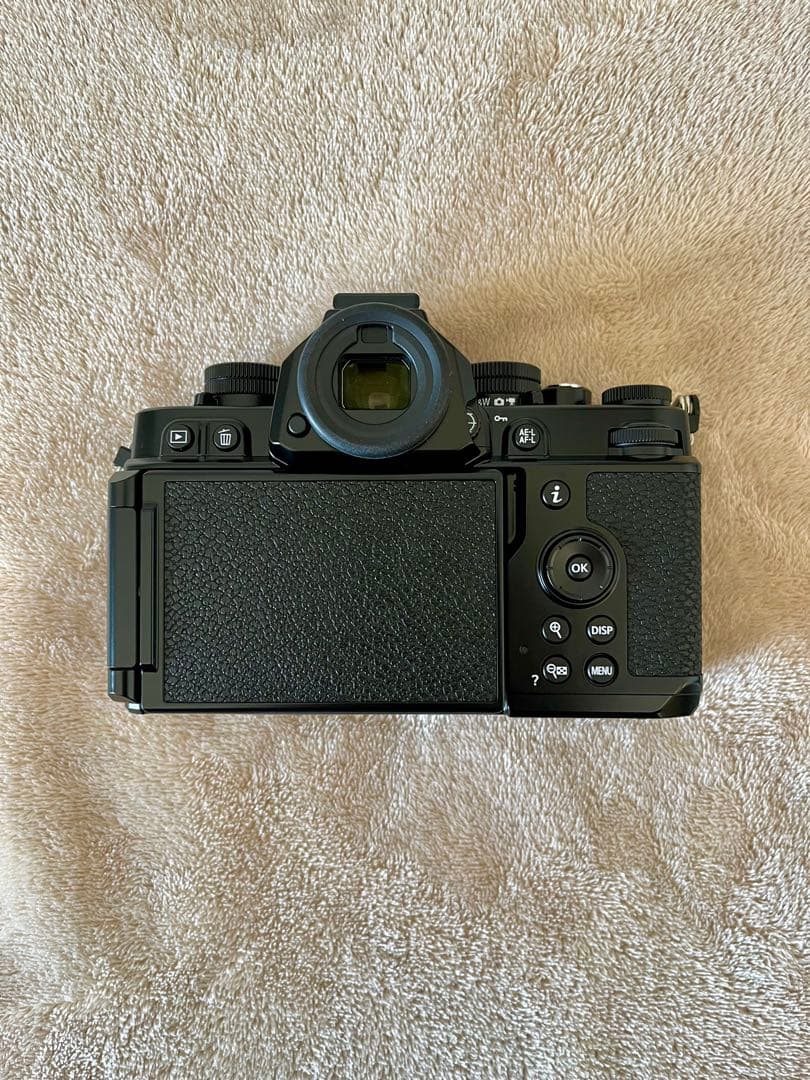 Nikon Zf 40mm f/2 SE Kit【ショット小・保護フィルター付】