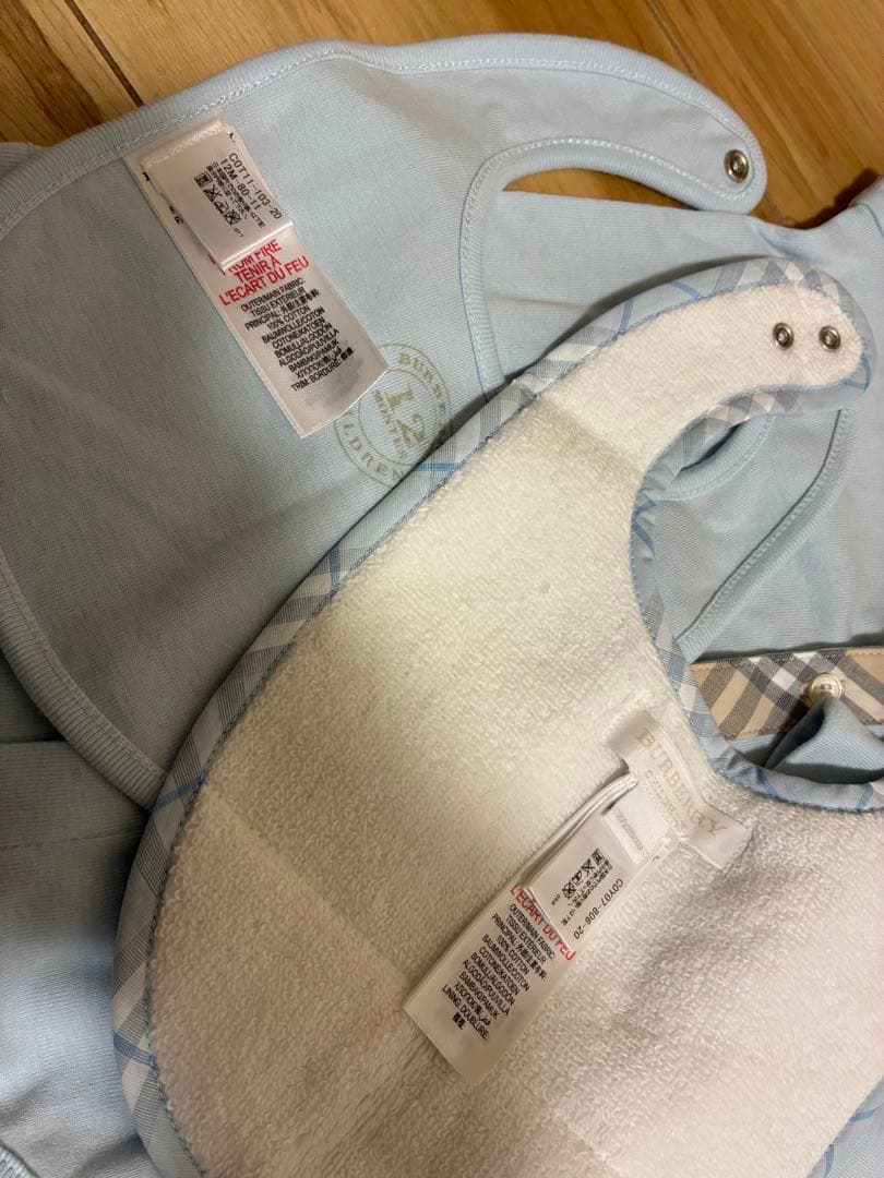 【値下交渉可】BURBERRY 水色ロンパース・ビブ・帽子セット 出産祝い