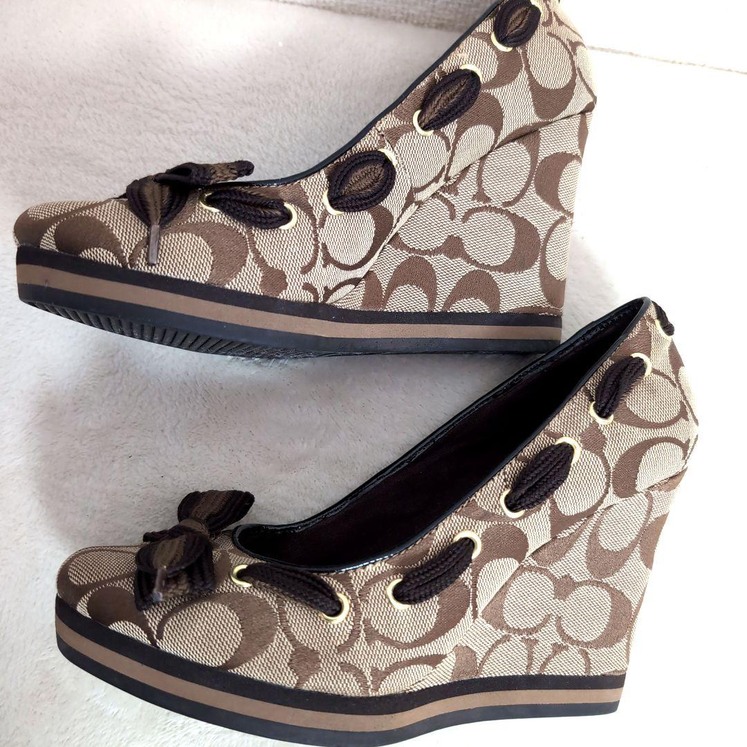 dv1 COACH リボン付き ウェッジ シグネチャー ヒールパンプス